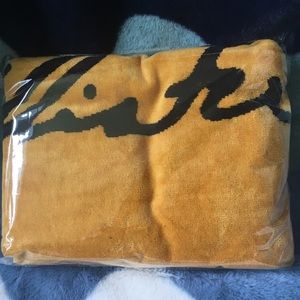 Hollister beach towel orange/black “reversible” New NWT NIP